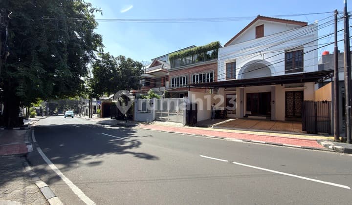 Tebet Barat, Rumah Ruko 3 Lantai Cocok untuk Usaha atau Kantor. Akses Jalan Utama