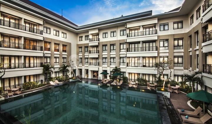 tampak depan apartment luxury di jalan utama