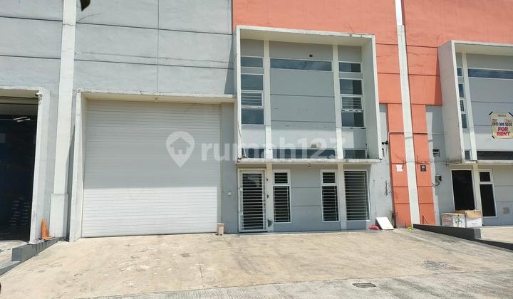 tampak depan gudang bagus siap masuk dikawasan