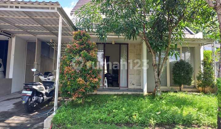 tampak depan rumah full furnish dalam perumahan