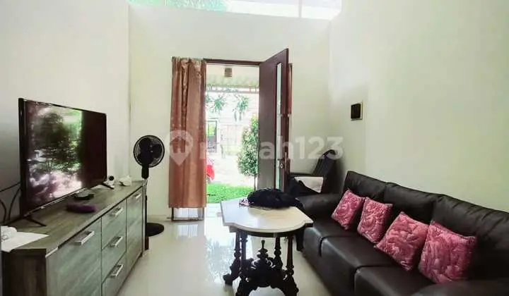 ruang tamu rumah full furnish dalam perumahan