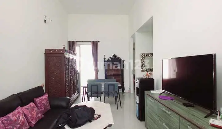 ruang tamu rumah full furnish dalam perumahan