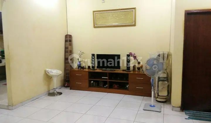 ruang keluarga rumah cantik 3 lantai ada