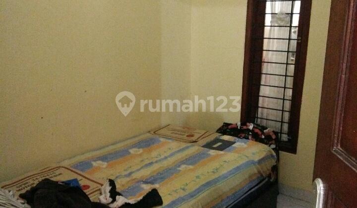 kamar tidur rumah cantik 3 lantai ada