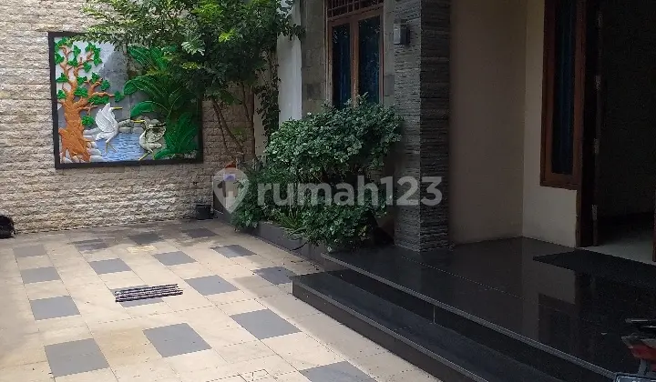 garasi/carport rumah nyaman asri artistik di