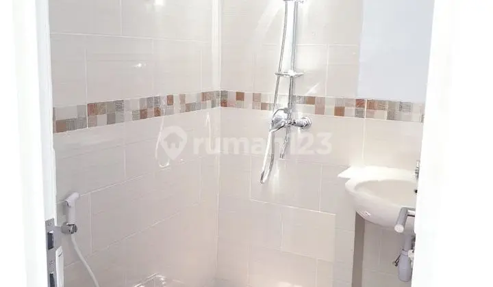 kamar mandi rumah model mezzanine minimalis di