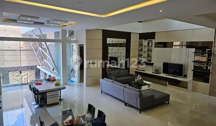 ruang makan rumah mewah dengan kolam renang