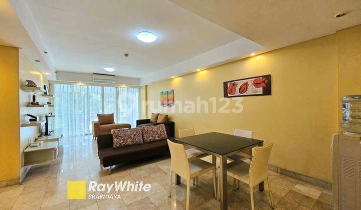 ruang keluarga unit di apartemen brawijaya, kebayoran
