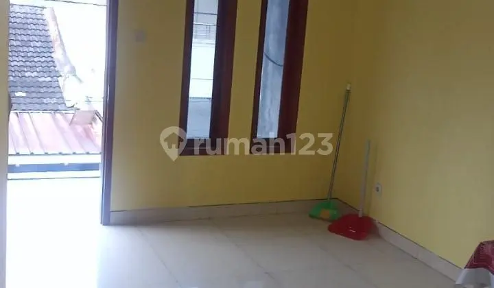 ruang keluarga rumah komplek buana indah sayap