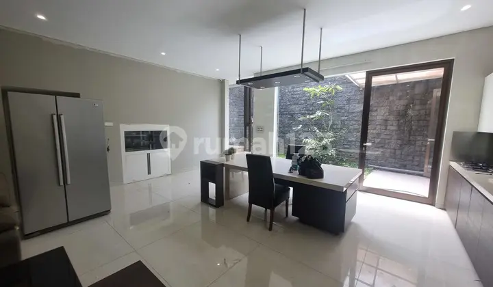 ruang makan rumah taman millenium dekat gerbang