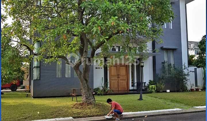 tampak depan rumah 2 lantai di alam