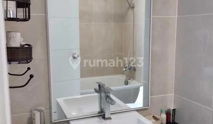 kamar mandi apartemen trilium di pusat kota