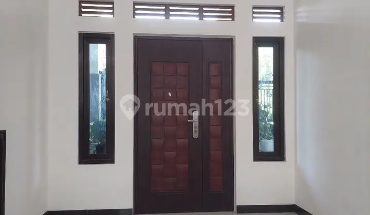 ruang tamu sudah renov total jual cepat