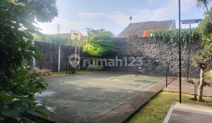 backyard rumah mewah terawat siap huni