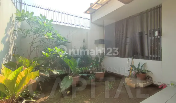 tampak depan rumah bagus di sayap pasteur