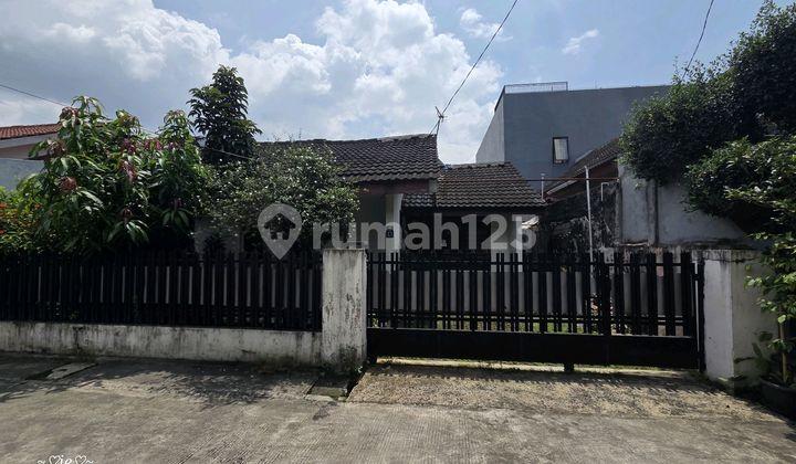 tampak depan rumah bebas banjir di podok