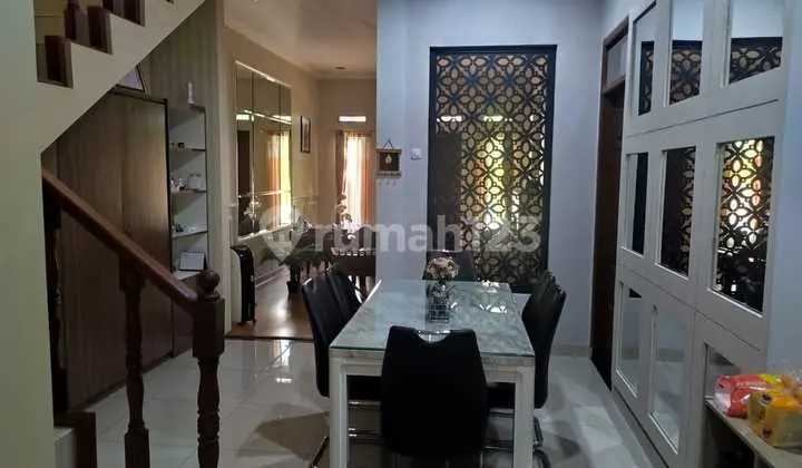 ruang makan rumah 2 lantai bagus furnished