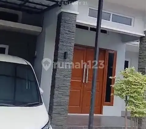 tampak depan dijual rumah bagus siap huni