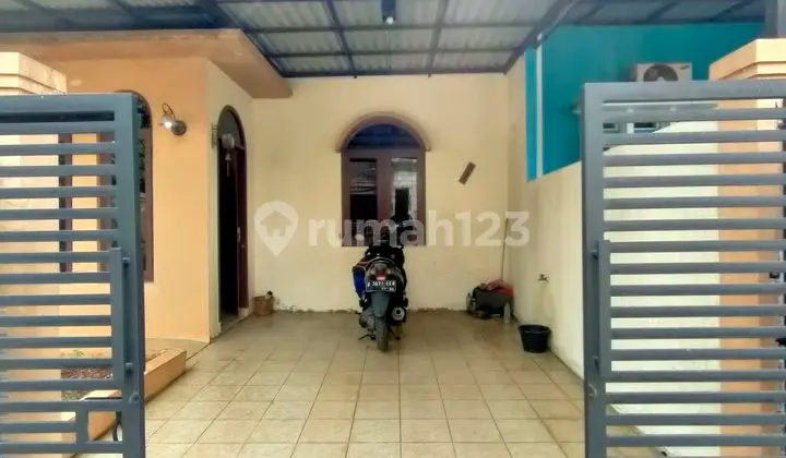 garasi/carport rumah 1,5 lantai furnished di