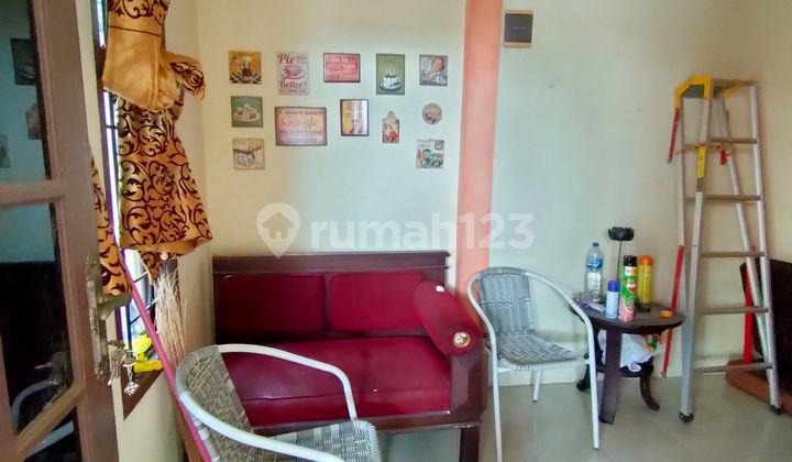 ruang tamu rumah 1,5 lantai furnished di