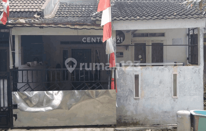 tampak depan rumah strategis dekat stasiun di