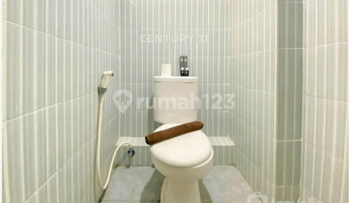 kamar mandi apartemen strategis di cinere resort