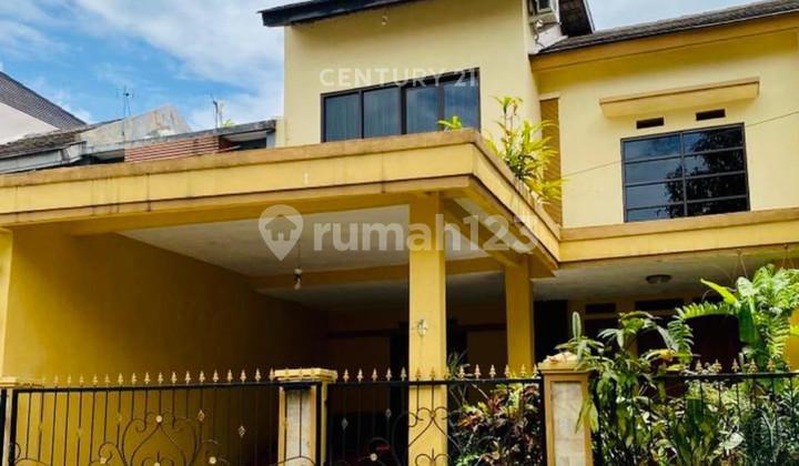 tampak depan rumah dekat stasiun di perumahan