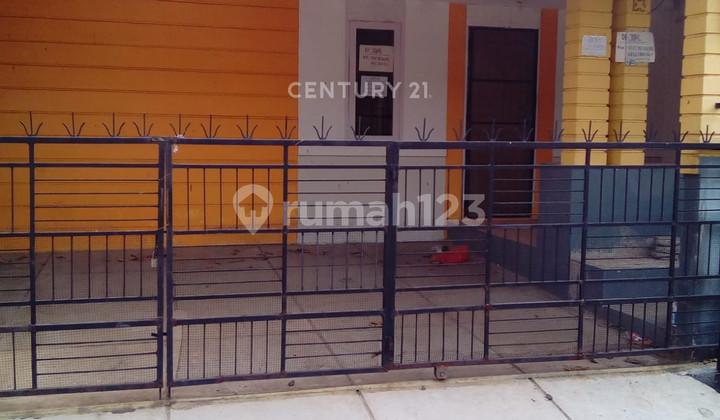 ruang tamu rumah strategis dekat tol siap