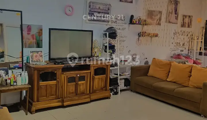 ruang tamu rumah dekat kampus di perum