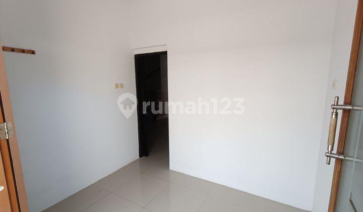 ruang tamu rumah minimalis strategis di taman