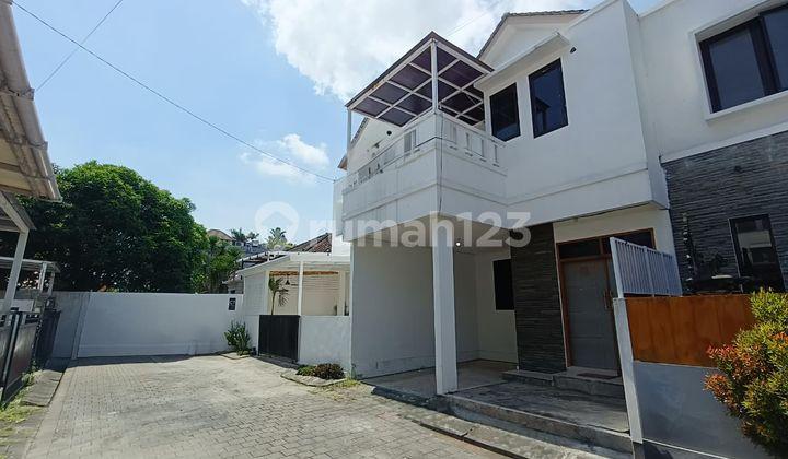 tampak depan rumah minimalis strategis di taman