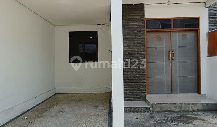 garasi/carport rumah minimalis strategis di taman