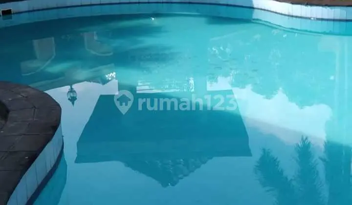 kolam renang rumah mewah di perumahan tirtasani