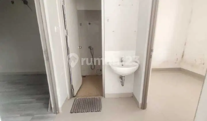 kamar mandi rumah di royal tajur residence