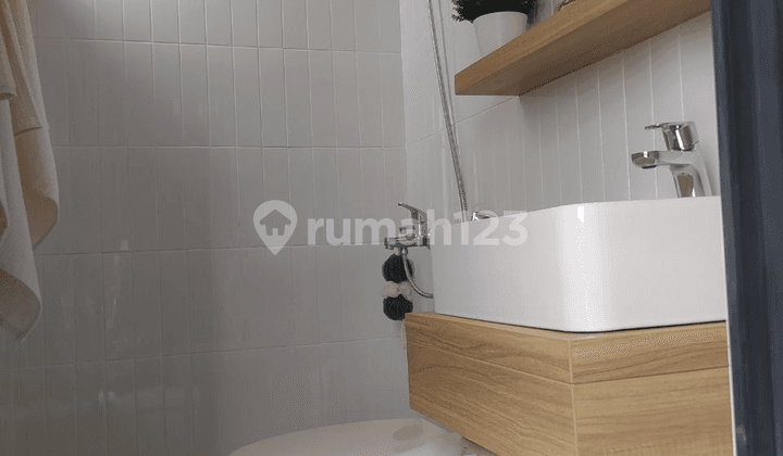 kamar mandi rumah 2 lantai bergaya american