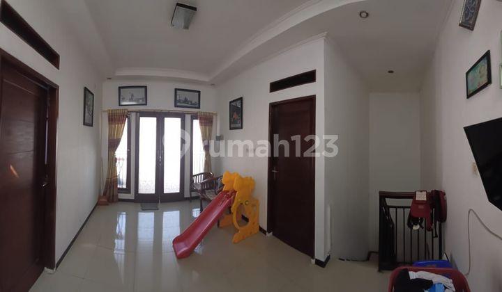 ruang tamu rumah 2 lantai minimalis di