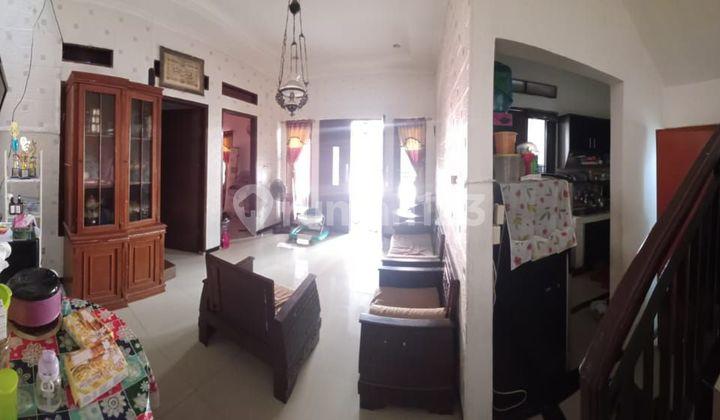 ruang tamu rumah 2 lantai minimalis di