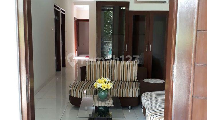 ruang tamu rumah 2 lantai plus furnish