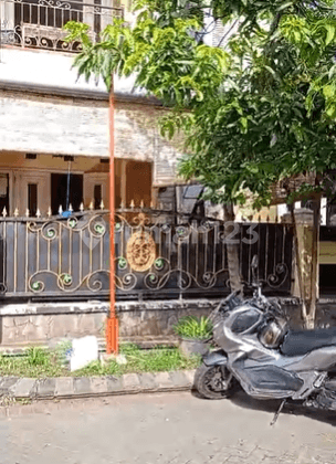 tampak depan rumah tinggal ada kamar kos