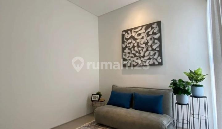 ruang keluarga rumah modern dekat kampus yarsi
