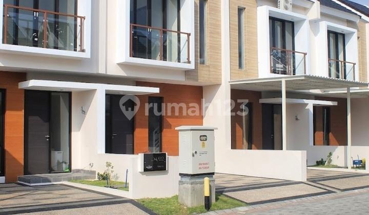 tampak depan rumah modern dekat kampus yarsi