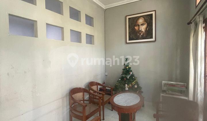 ruang tamu rumah 2 lantai di perumahan