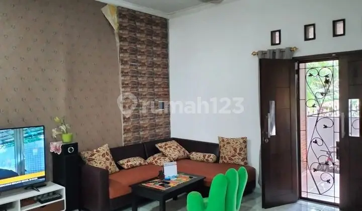 ruang tamu rumah 1 setengah lantai dalam