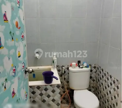 kamar mandi rumah dalam cluster di segara