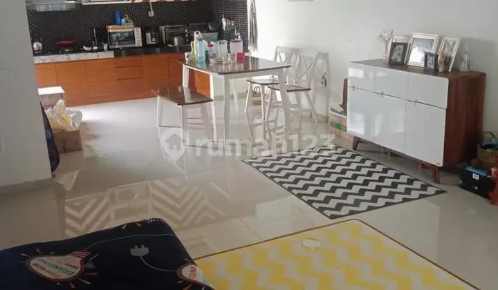 ruang makan dijual rumah lokasi strategis di