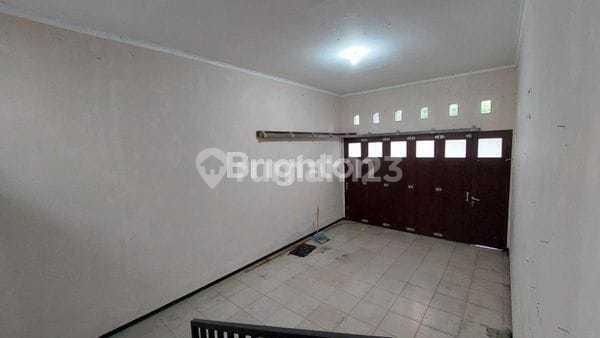 garasi/carport dijual rumah cantik posisi hoek