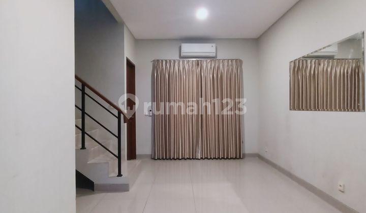 ruang tamu rumah premier estate 2 strategis