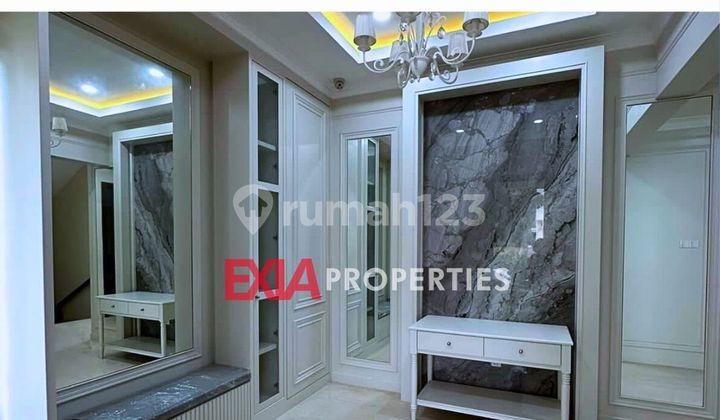 ruang tamu rumah villa mewah kolam renang