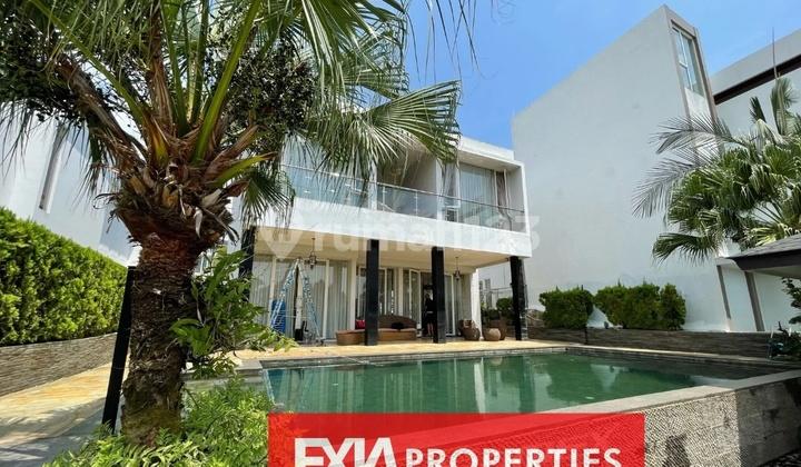 kolam renang rumah mewah 2 lantai dengan