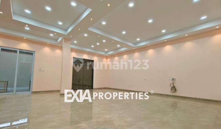 ruang tamu rumah mewah roof top view